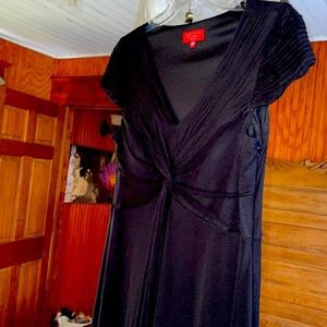 Black rushing v- neck capped sleeve dress. Size 14p.